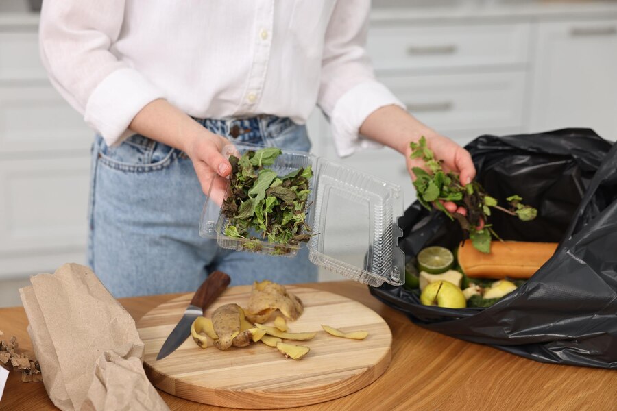 Household waste in compostable trash bags, how to choose compostable trash bags by size and certification