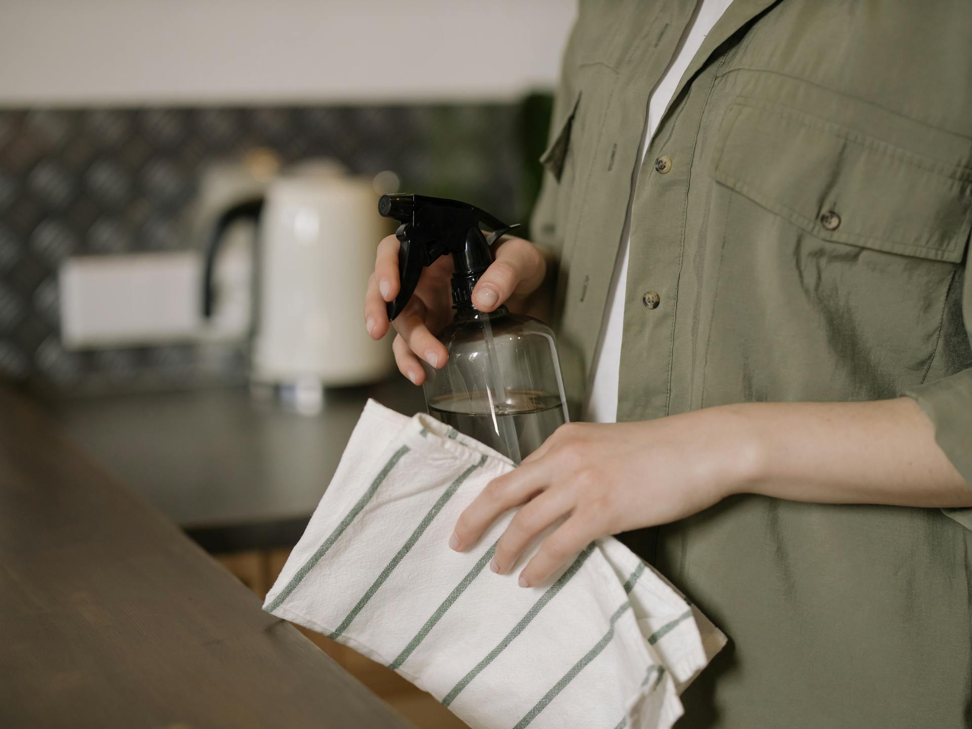 Person cleaning a home naturally, top tips for chemical-free natural cleaning
