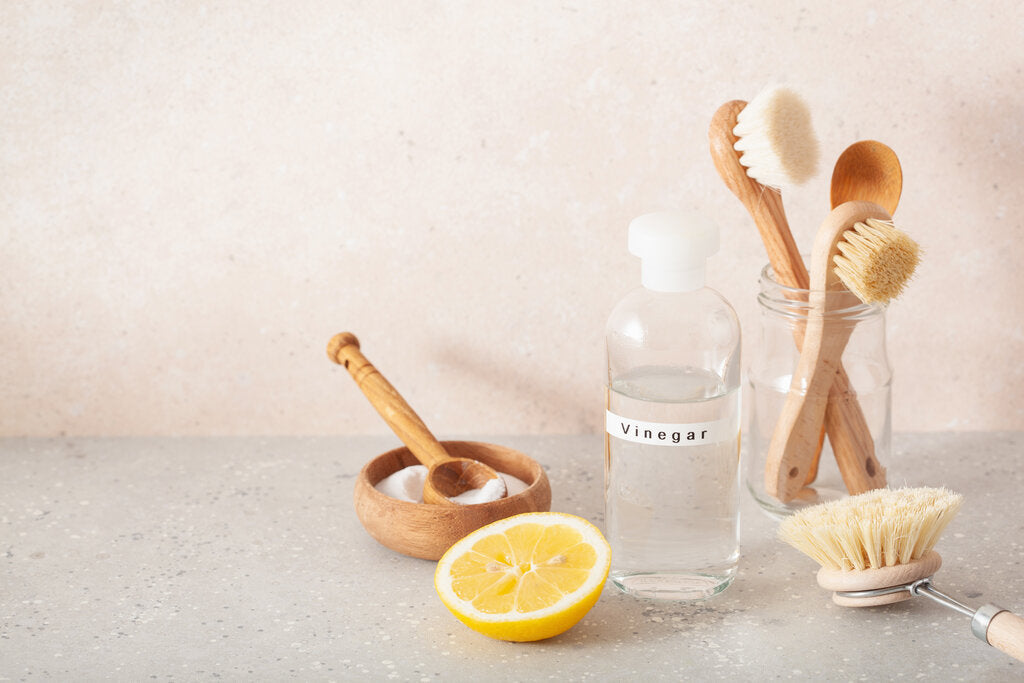Vinegar and wooden brushes, the dos and don'ts of cleaning with vinegar naturally