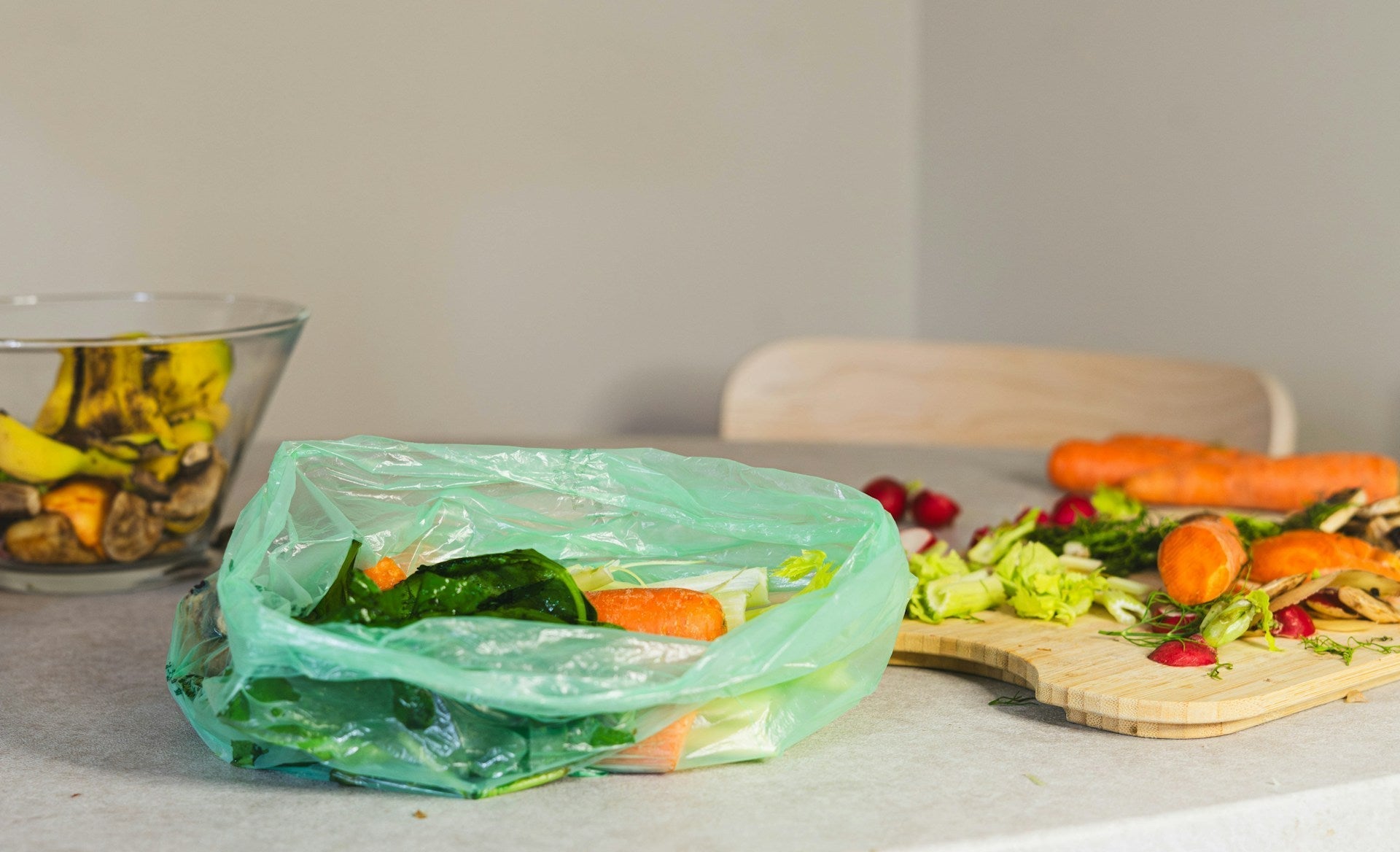 Kitchen food waste in a bin, steps to cut down kitchen trash without plastic bags
