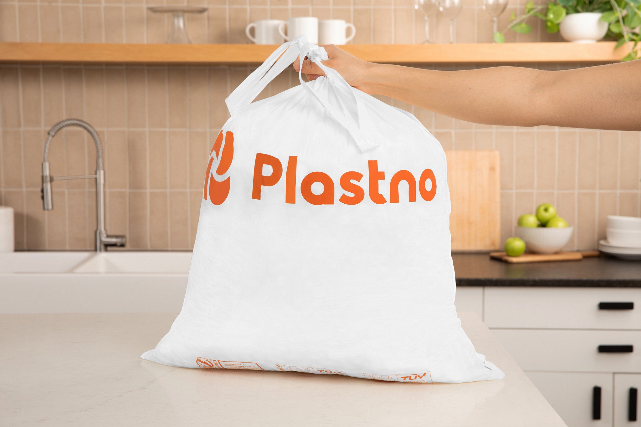 Person holding a Plastno compostable trash bag
