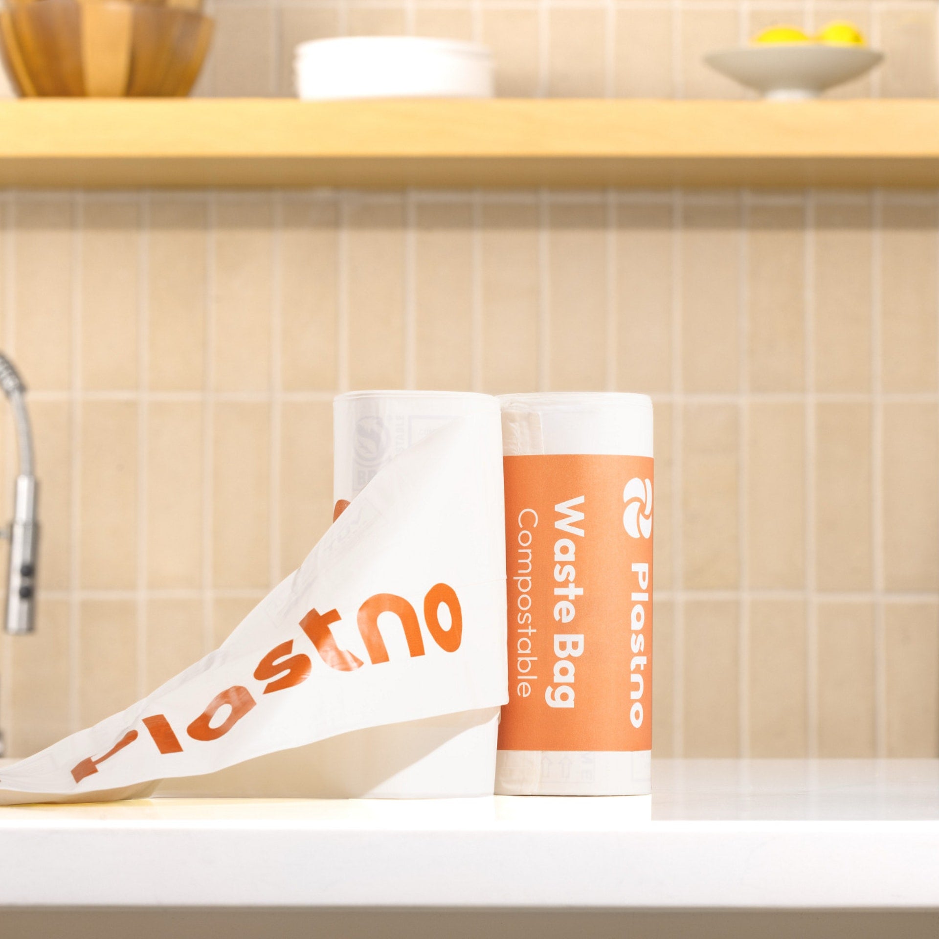 Plastno roll of 30 compostable trash bags with a drawstring closure