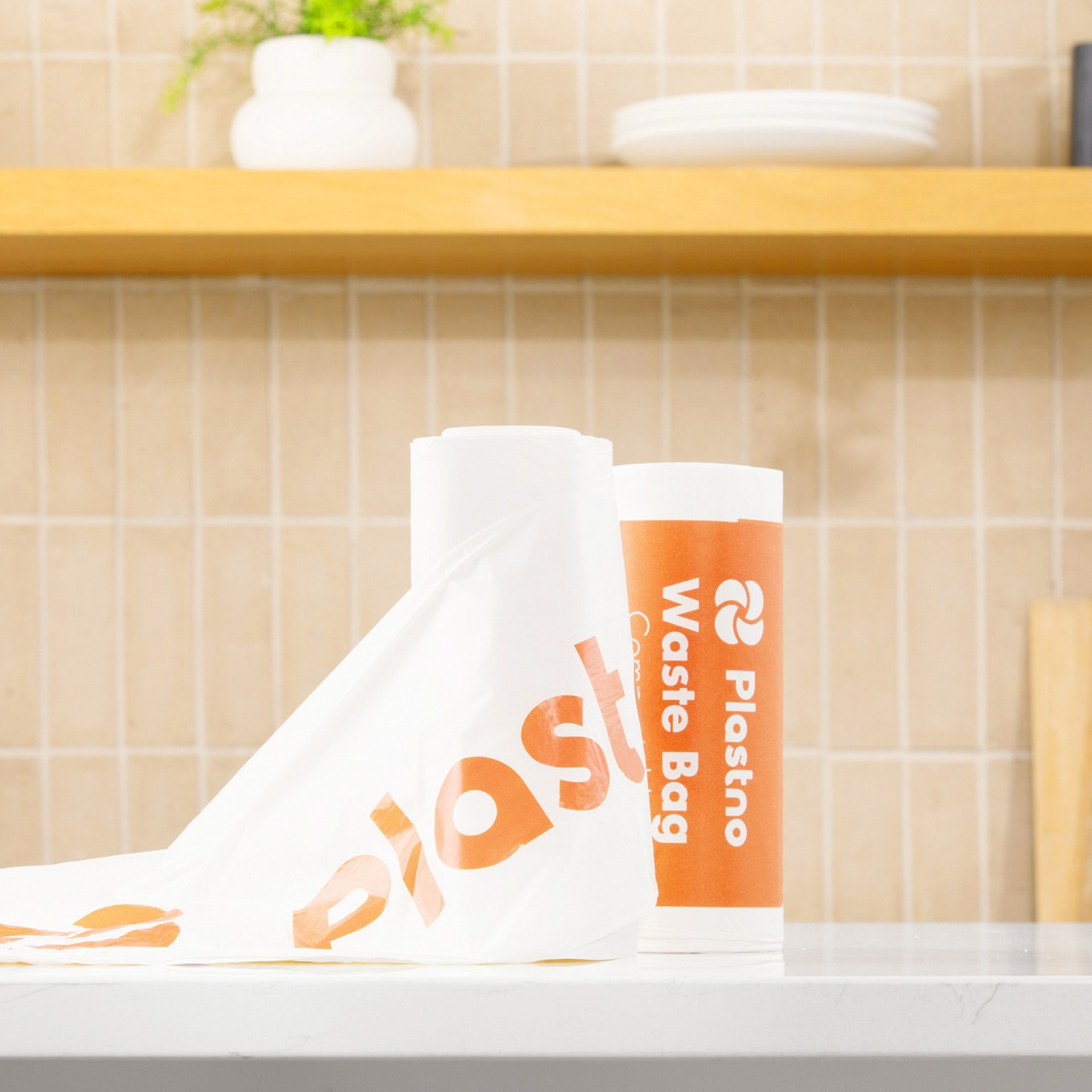 Plastno roll of 30 compostable trash bags with a drawstring closure