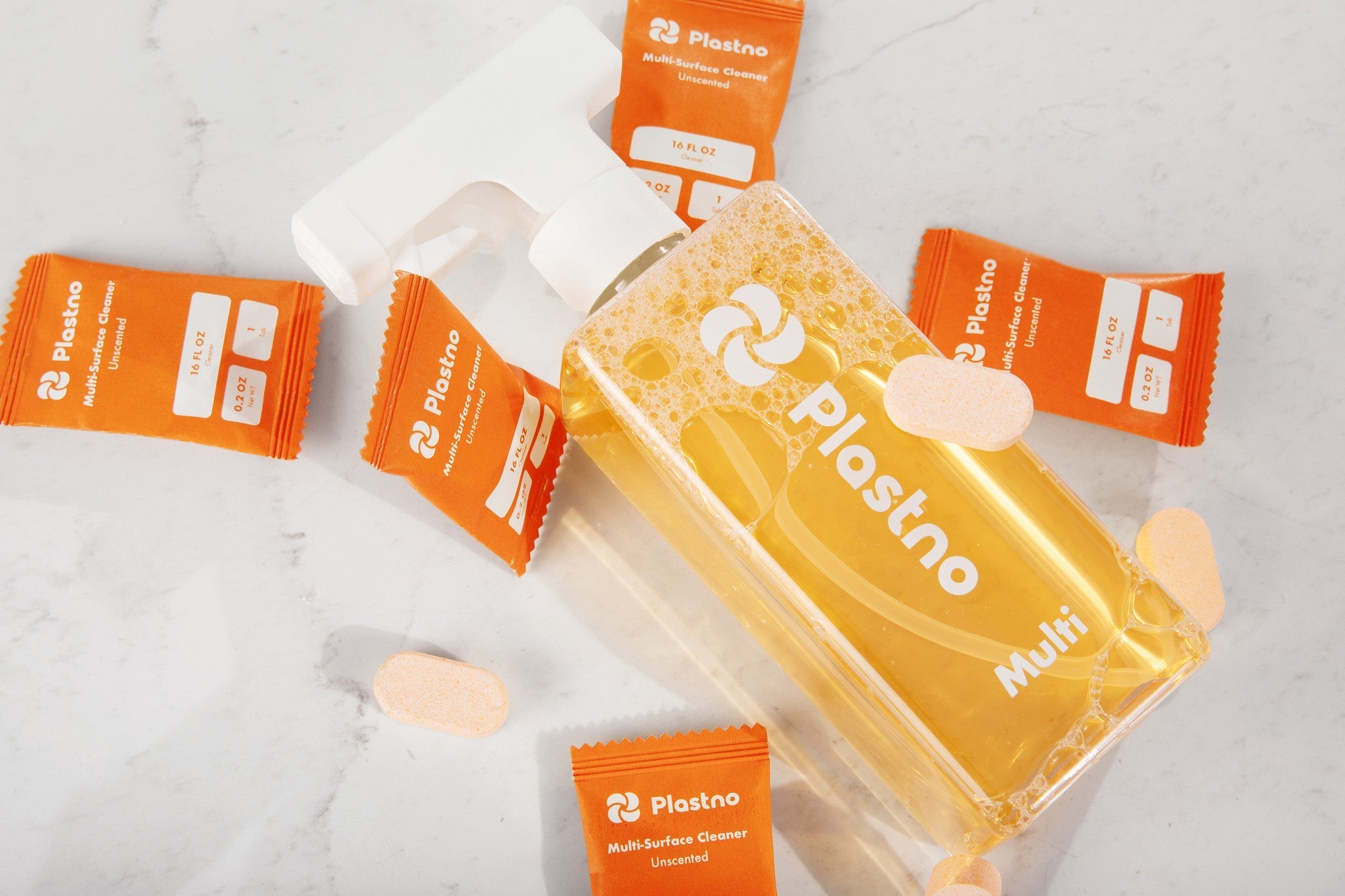 Plastno PVA-free mineral-based cleaning tablet dissolving in a refillable water bottle