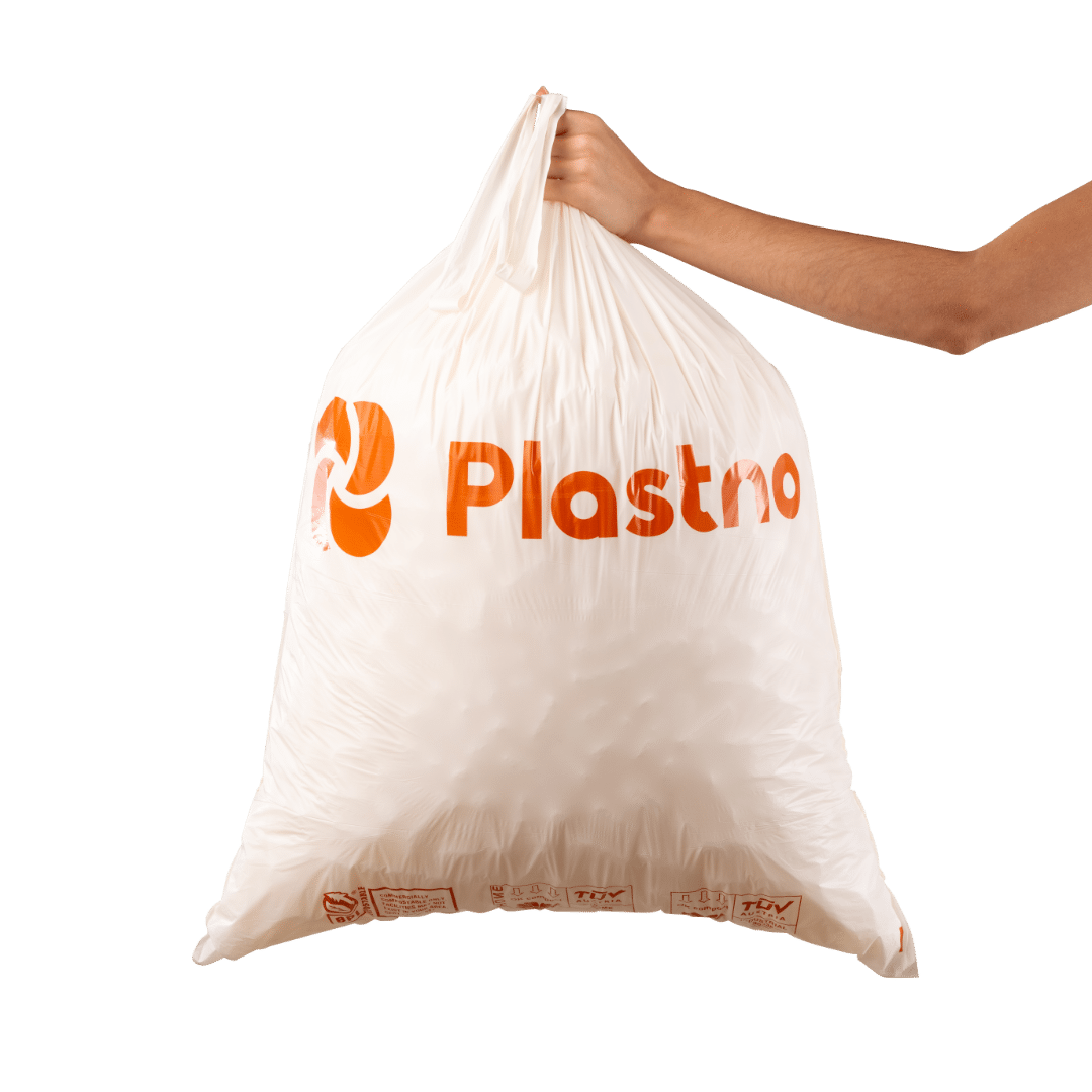 Holding Plastno compostable trash bags